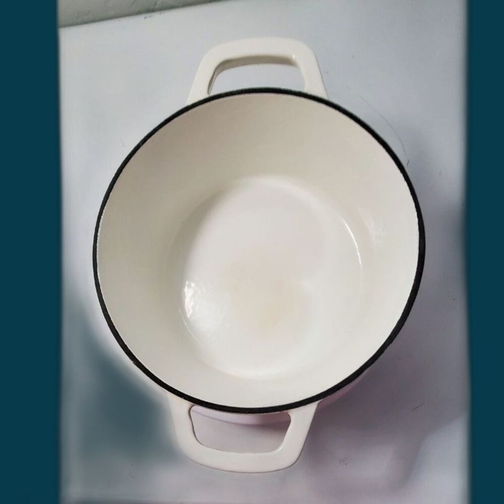 Le Creuset Signature Round Dutch Oven/Casserole with a gold knob 3QT - Picture 6 of 10